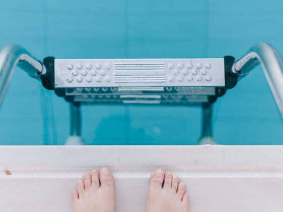 featured image - How to Choose the Right Pool Safety Ladder for Your Pool